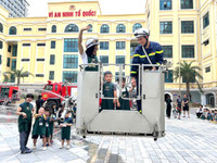 Thử làm “lính cứu hỏa nhí” trải nghiệm phương tiện ở Đội chữa cháy và CNCH khu vực số 14