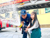 Thử làm “lính cứu hỏa nhí” trải nghiệm phương tiện ở Đội chữa cháy và CNCH khu vực số 14