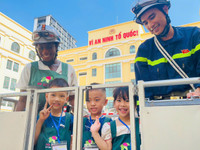 Thử làm “lính cứu hỏa nhí” trải nghiệm phương tiện ở Đội chữa cháy và CNCH khu vực số 14