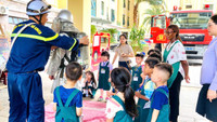 Thử làm “lính cứu hỏa nhí” trải nghiệm phương tiện ở Đội chữa cháy và CNCH khu vực số 14