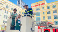 Thử làm “lính cứu hỏa nhí” trải nghiệm phương tiện ở Đội chữa cháy và CNCH khu vực số 14