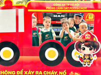 Thử làm “lính cứu hỏa nhí” trải nghiệm phương tiện ở Đội chữa cháy và CNCH khu vực số 14