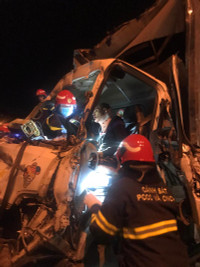 Cứu nạn 3 người bị thương sau vụ tông xe trên cầu Thanh Trì