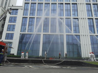 Tiếp cận tòa nhà bằng xe chuyên dụng, cứu người trong tình huống cháy giả định ở căn hộ Vinhomes Symphony