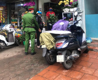 Tuyên truyền nhắc nhở hộ kinh doanh không lấn chiếm vỉa hè, phố hoa cây cảnh trên đường Hoàng Hoa Thám