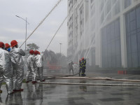 Tiếp cận tòa nhà bằng xe chuyên dụng, cứu người trong tình huống cháy giả định ở căn hộ Vinhomes Symphony