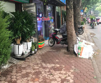 Tuyên truyền nhắc nhở hộ kinh doanh không lấn chiếm vỉa hè, phố hoa cây cảnh trên đường Hoàng Hoa Thám
