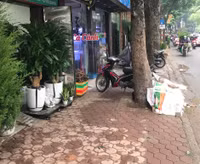 Tuyên truyền nhắc nhở hộ kinh doanh không lấn chiếm vỉa hè, phố hoa cây cảnh trên đường Hoàng Hoa Thám