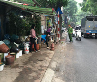 Tuyên truyền nhắc nhở hộ kinh doanh không lấn chiếm vỉa hè, phố hoa cây cảnh trên đường Hoàng Hoa Thám