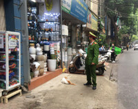 Tuyên truyền nhắc nhở hộ kinh doanh không lấn chiếm vỉa hè, phố hoa cây cảnh trên đường Hoàng Hoa Thám
