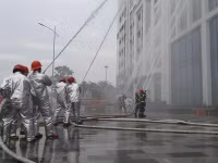 Tiếp cận tòa nhà bằng xe chuyên dụng, cứu người trong tình huống cháy giả định ở căn hộ Vinhomes Symphony