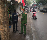 Tuyên truyền nhắc nhở hộ kinh doanh không lấn chiếm vỉa hè, phố hoa cây cảnh trên đường Hoàng Hoa Thám