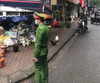 Tuyên truyền nhắc nhở hộ kinh doanh không lấn chiếm vỉa hè, phố hoa cây cảnh trên đường Hoàng Hoa Thám
