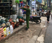 Tuyên truyền nhắc nhở hộ kinh doanh không lấn chiếm vỉa hè, phố hoa cây cảnh trên đường Hoàng Hoa Thám