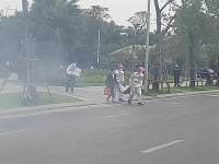 Tiếp cận tòa nhà bằng xe chuyên dụng, cứu người trong tình huống cháy giả định ở căn hộ Vinhomes Symphony