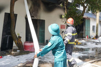 Những hình ảnh lính cứu hỏa nỗ lực cứu tài sản, chữa cháy tại huyện Gia Lâm