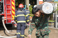 Những hình ảnh lính cứu hỏa nỗ lực cứu tài sản, chữa cháy tại huyện Gia Lâm