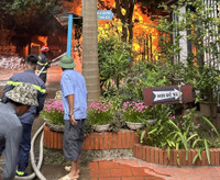 Những hình ảnh lính cứu hỏa nỗ lực cứu tài sản, chữa cháy tại huyện Gia Lâm