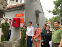  Người dân cùng lực lượng Công an đội nắng lắp điểm chữa cháy công cộng