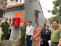  Người dân cùng lực lượng Công an đội nắng lắp điểm chữa cháy công cộng