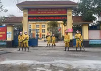  Người dân cùng lực lượng Công an đội nắng lắp điểm chữa cháy công cộng