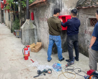  Người dân cùng lực lượng Công an đội nắng lắp điểm chữa cháy công cộng