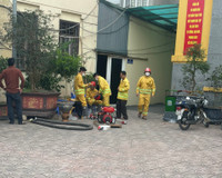  Người dân cùng lực lượng Công an đội nắng lắp điểm chữa cháy công cộng