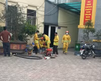  Người dân cùng lực lượng Công an đội nắng lắp điểm chữa cháy công cộng