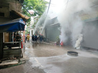  Người dân cùng lực lượng Công an đội nắng lắp điểm chữa cháy công cộng