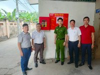  Người dân cùng lực lượng Công an đội nắng lắp điểm chữa cháy công cộng