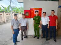  Người dân cùng lực lượng Công an đội nắng lắp điểm chữa cháy công cộng