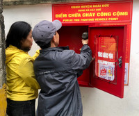  Người dân cùng lực lượng Công an đội nắng lắp điểm chữa cháy công cộng