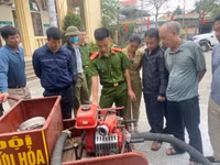  Người dân cùng lực lượng Công an đội nắng lắp điểm chữa cháy công cộng