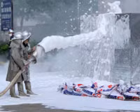 Xử lý nhanh tình huống xe ô tô đang nhập xăng xảy cháy 