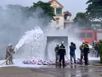 Xử lý nhanh tình huống xe ô tô đang nhập xăng xảy cháy 