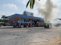 Xử lý nhanh tình huống xe ô tô đang nhập xăng xảy cháy 