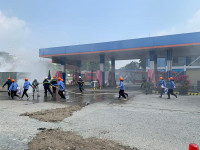 Xử lý nhanh tình huống xe ô tô đang nhập xăng xảy cháy 