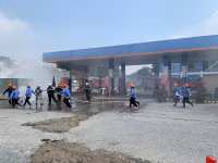 Xử lý nhanh tình huống xe ô tô đang nhập xăng xảy cháy 