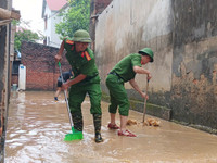 Công an Hà Nội giúp dân ổn định cuộc sống sau mưa lũ 