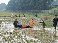 Công an Hà Nội giúp dân ổn định cuộc sống sau mưa lũ 