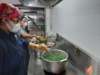 Nhân dân 'canh nóng, cơm dẻo' mang đến chốt trực phòng chống Covid cửa ngõ Thủ đô