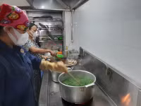 Nhân dân 'canh nóng, cơm dẻo' mang đến chốt trực phòng chống Covid cửa ngõ Thủ đô