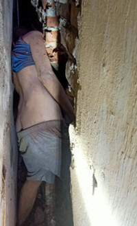 Thót tim giải cứu bé trai mắc kẹt hơn 1 ngày đêm tại khe tường bê tông