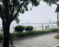 Ven hồ Tây chỉ còn dáng bóng những người làm nhiệm vụ ứng trực