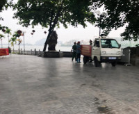 Ven hồ Tây chỉ còn dáng bóng những người làm nhiệm vụ ứng trực