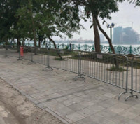 Ven hồ Tây chỉ còn dáng bóng những người làm nhiệm vụ ứng trực