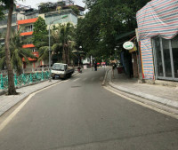 Ven hồ Tây chỉ còn dáng bóng những người làm nhiệm vụ ứng trực