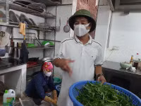 Nhân dân 'canh nóng, cơm dẻo' mang đến chốt trực phòng chống Covid cửa ngõ Thủ đô