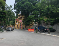 Ven hồ Tây chỉ còn dáng bóng những người làm nhiệm vụ ứng trực