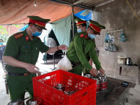 Nhân dân 'canh nóng, cơm dẻo' mang đến chốt trực phòng chống Covid cửa ngõ Thủ đô